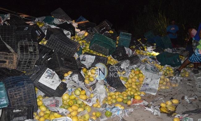 Caminhão carregado frutas tomba na BR 101 em Itabela Giro de