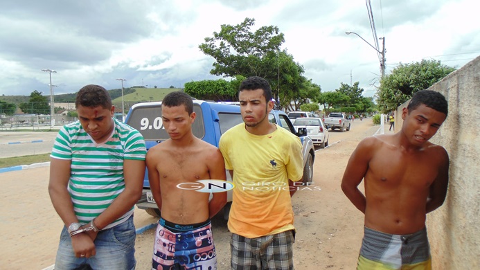 Polícia divulga imagens no momento do roubo a uma camioneta apreendida