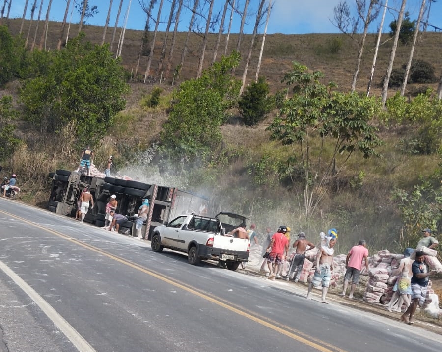 Carreta Carregada Bentonita Tomba Na Br Perto Da Cidade De