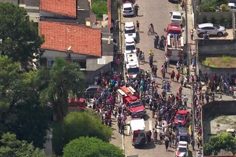 Ataque à escola estadual de são Paulo deixa oito mortos, atiradores se matam. Giro de Notícias Ataque à escola estadual de são Paulo deixa oito mortos, atiradores se matam. Giro de Notícias