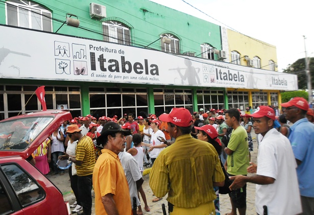Os manifestantes se concentraram em frente a prefeitura de Itabela.