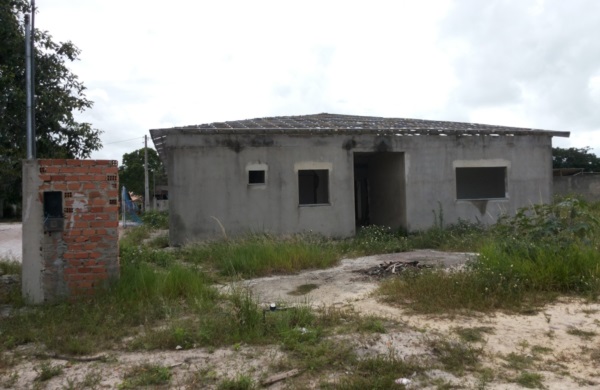 Foto: Posto de Sa�de abandonados, Ruas tomadas por mato, esse � o governo de Cabr�lia
