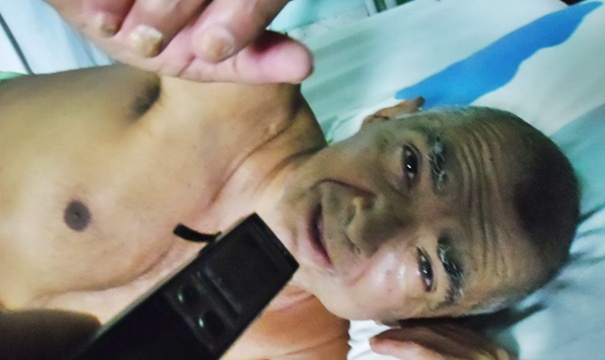 Adenor se emociona com o coment&aacute;rio do rep&oacute;rter relembrando os bons momentos de quando foi vereador em Itabela e come&ccedil;a a chorar.
