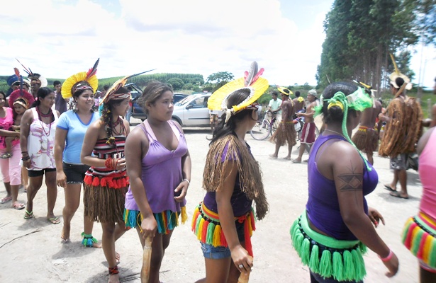 Os &iacute;ndios bloquearam a estrada e permanecem protestando no local.