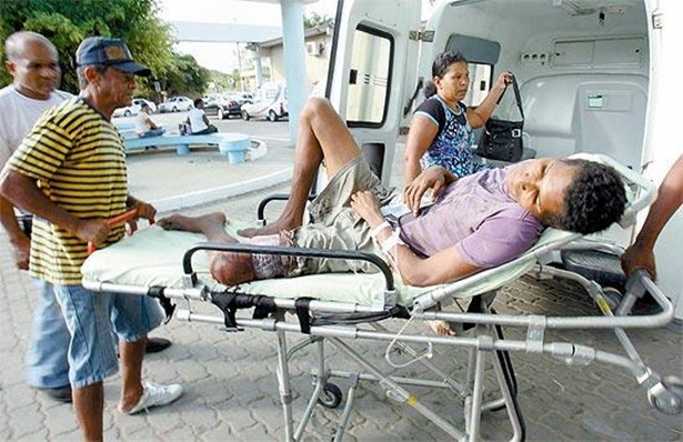 Momento em que o &iacute;ndio patax&oacute; h&atilde; h&atilde; h&atilde;e baleado chega a hospital; pol&iacute;cia ainda n&atilde;o identificou autor de disparo