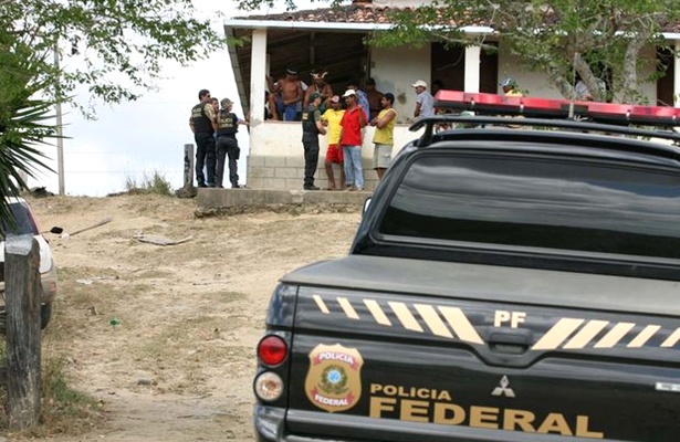 Pol&iacute;cia Federal na sede de uma das fazendas ocupadas pelos ind&iacute;genas
