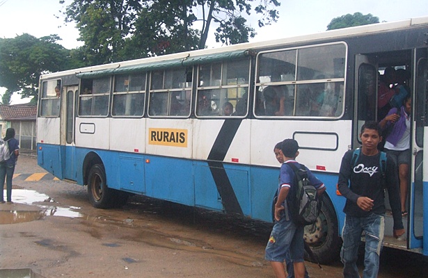 Os pais e alunos disseram que j&aacute; fizeram v&aacute;rias reclama&ccedil;&otilde;es, mas a &uacute;nica coisa que foi feita foi trocar o antigo &ocirc;nibus pelo atual, tamb&eacute;m em m&aacute;s condi&ccedil;&otilde;es