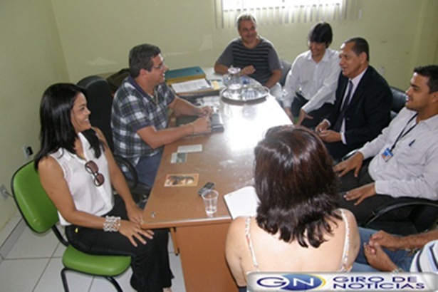 Prefeito e  representantes da caixa Econ&ocirc;mica Federal.
