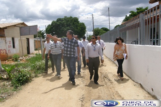 Dap&eacute; e equipe vistoriando  o Bairro Dapez&atilde;o.