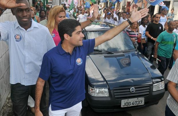 Pr&oacute;ximo ao final das elei&ccedil;&otilde;es do segundo turno, o candidato ACM Neto (DEM) abriu uma vantagem significativa &agrave; frente de Nelson Pelegrino (PT)