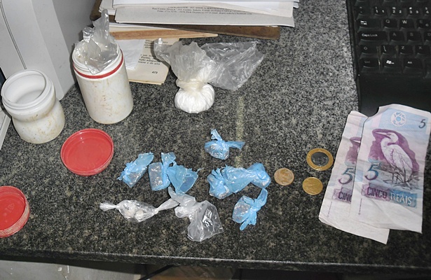 Foram apreendidas drogas e a quantia de R$ 11 com o elemento