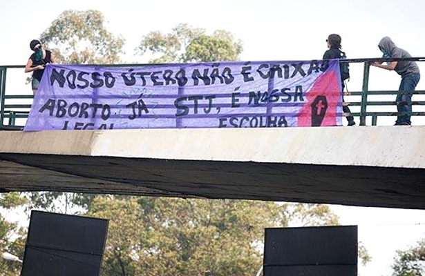 Grupo coloca faixa a favor do aborto em passarela de avenida no Ibirapuera, na zona sul de S&atilde;o Paulo