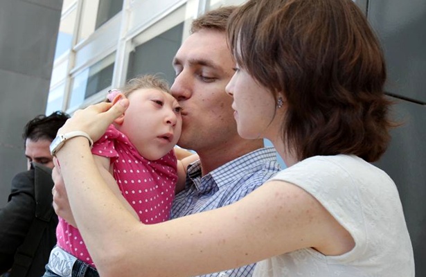 Marcelo Croxato e Joana Croxato protestam com a filha Vit&oacute;ria, que sofre de acrania, contra a descriminaliza&ccedil;&atilde;o do aborto em caso de fetos anenc&eacute;falos.