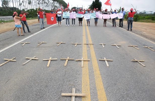 Os 21 minutos de protesto foi para relembrar o assassinato de 21 sem-terra em Eldorado dos Caraj&aacute;s, no Par&aacute;, em 17 de abril de 1996.