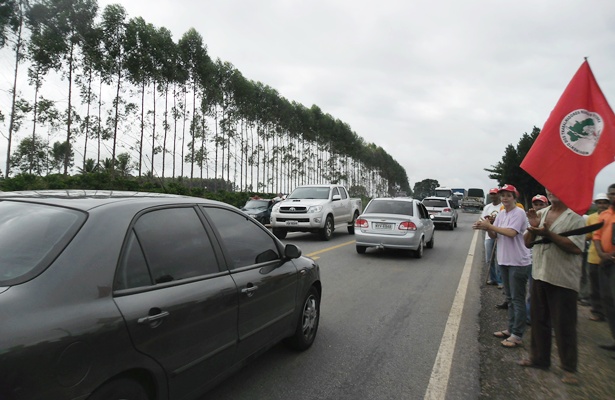 Ap&oacute;s 21 minutos de paralisa&ccedil;&atilde;o, os integrantes do MST liberaram a rodovia