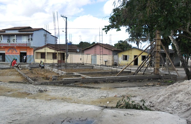 A obra, que est&aacute; inacabada, permanece com a constru&ccedil;&atilde;o paralisada