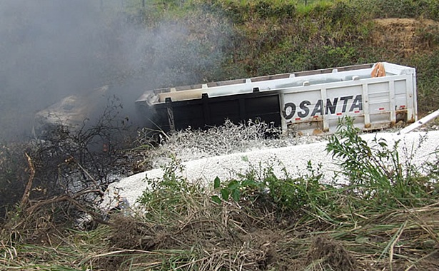 Ap&oacute;s a colis&atilde;o o caminh&atilde;o caiu em ribanceira e pegou fogo