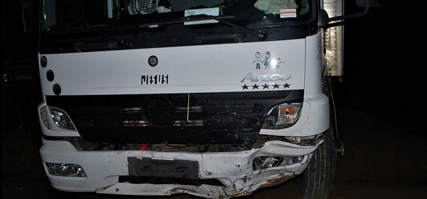 Caminh&atilde;o que o Fiat Strada colidiu de frente