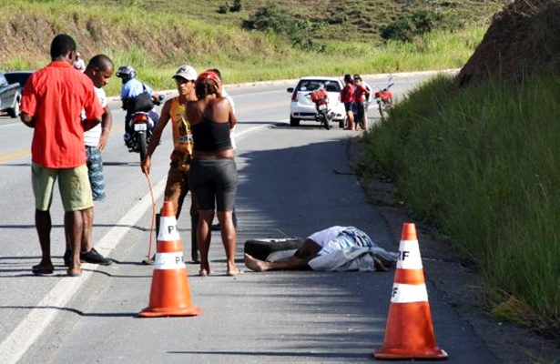O motorista do ve&iacute;culo morreu no local (Fotos: Paulo Barbosa/Rota51)