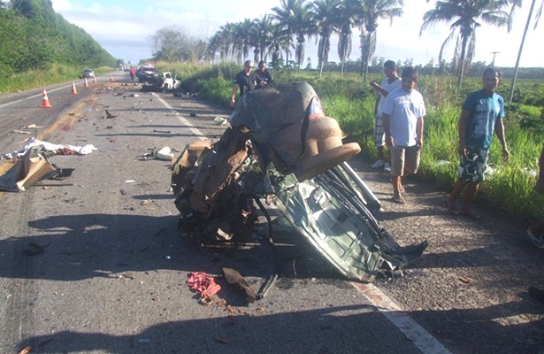 O ve&iacute;culo ficou completamente destru&iacute;do no acidente. O motorista teve morte instat&acirc;nea