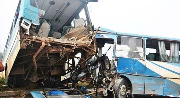 Alguns dos &ocirc;nibus ficaram destru&iacute;dos no acidente