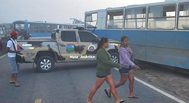 Uma viatura da Pol&iacute;cia Militar tamb&eacute;m se envolveu no acidente