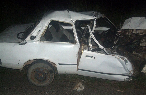 O motorista do Chevette tentou ultrapassar outro carro e acabou colidindo com a carreta. O corpo da v&iacute;tima ficou &agrave;s ferragens do ve&iacute;culo