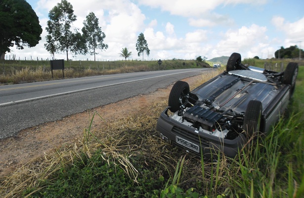 O motorista do ve&iacute;culo perdeu o controle ao tentar ultrapassar uma carreta e quase se chocar com outra que seguia em sentido contr&aacute;rio
