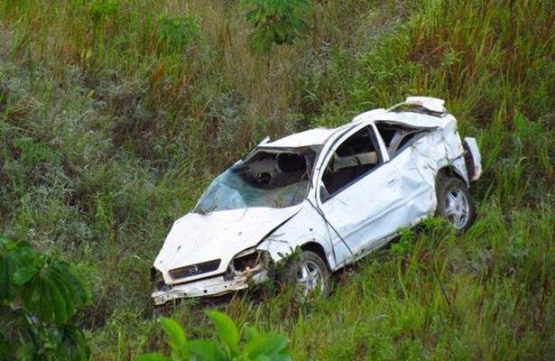 O ve&iacute;culo ficou compeltamente destru&iacute;do