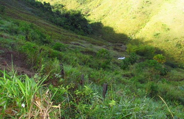 A ribanceira onde Nilson caiu com o carro tem mais de 100 metros (Fotos: Radar64)
