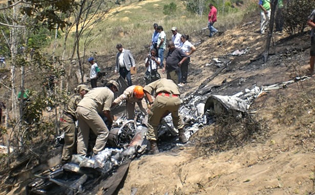 Bombeiros e agentes peritos do DPT de Teixeira de Freitas estiveram no local para recolher os destro&ccedil;os e iniciar as  investiga&ccedil;&otilde;es sobre as causas do acidente (Fotos: Athylla Borborema/Teixeira News)