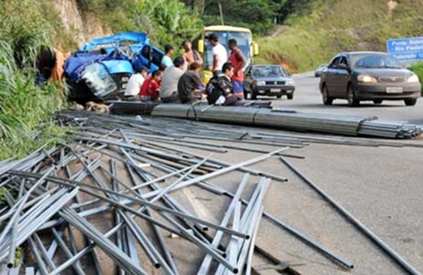 A carga ficou espalhada na pista