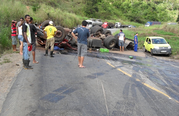 O motorista do caminh&atilde;o teve morte instat&acirc;nea no acidente