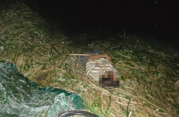 O motorista foi arremessado para fora do ve&iacute;culo, em uma ribanceira. Ele morreu no local