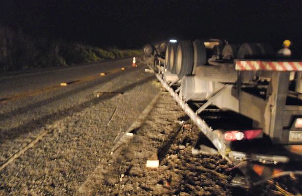 A carreta ficou tombada no acostamento  da rodovia e bloqueou parcialmente o tr&aacute;fego no local