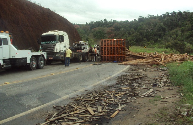 O motorista da carreta sofreu apenas ferimentos leves