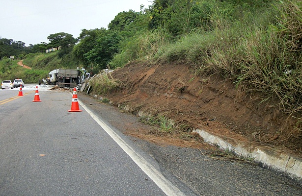 A carreta tombou no barranco e parou na lateral da pista. Toda a carga de m&aacute;rmore e granito ficou destru&iacute;da no acidente