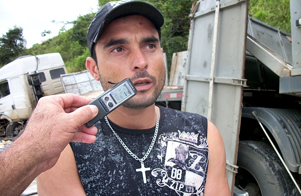 O motorista da carreta saiu ileso do acidente