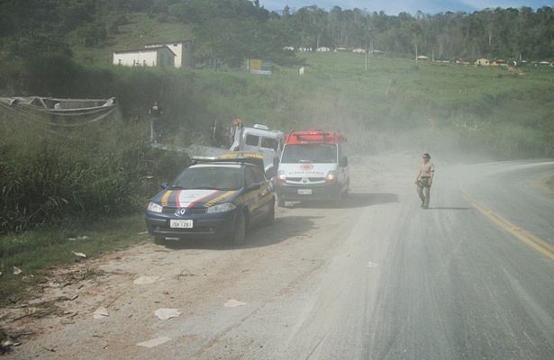 O acidente aconteceu no local conhecido como 'curva da morte'. Constantemente acontecem acidentes com caminh&otilde;es no local