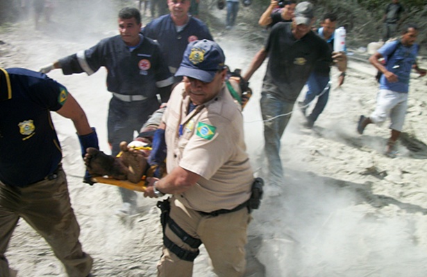Momento em que o motorista era socorrido por uma equipe do Samu, com o aux&iacute;lio da PRF (Foto: J. Alencar/Giro de Not&iacute;cias)