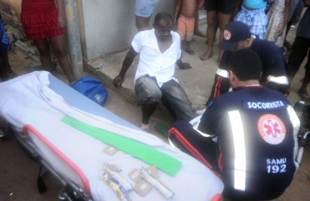 O condutor da moto sendo atendido pela equipe do Samu