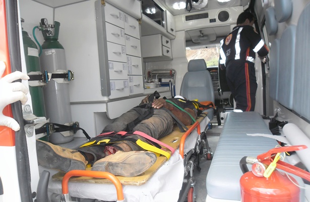 O motociclista sofreu um corte no tornozelo esquerdo. Ele foi socorrido por uma equipe do Samu-192 e levado para o Hospital Regional de Eun&aacute;polis
