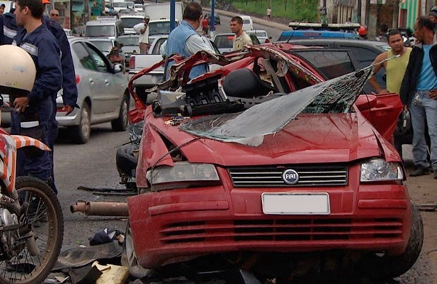 O carro da v&iacute;tima se partiu ao meio ao bater em um muro