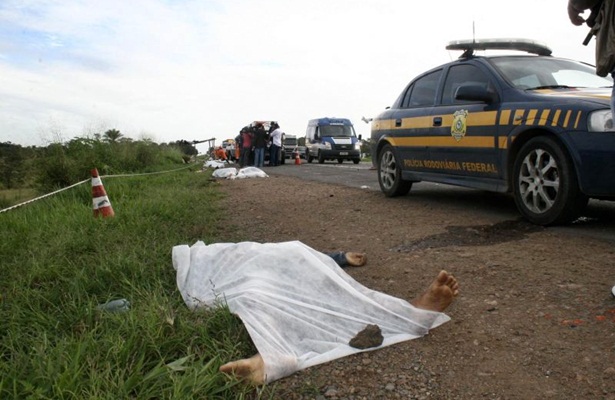 Diversos corpo ficaram espalhados nas margens da rodovia