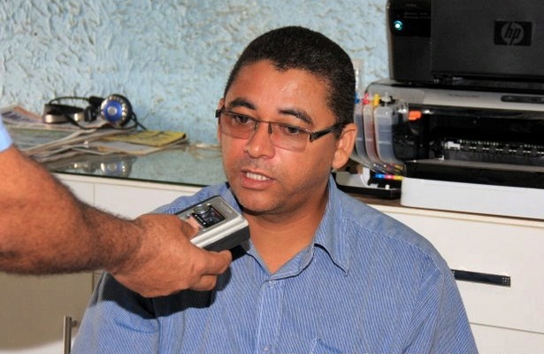 Mesmo ap&oacute;s anunciar em v&aacute;rios ve&iacute;culos de comunica&ccedil;&atilde;o que teria rompindo com o atual prefeito, o vice-prefeito de Itabela, Adilton do PT, voltou a se aliar a Carib&eacute; (Foto: Oslaim Brito/Nossa Cara)