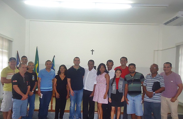 Equipe de agentes, juntamente com o Dr. Heitor Awi Machado de Attayde (centro) e sua assessora de gabinete, Adriana Vasconcelos Sossai, ao seu lado direito (roupa preta)
