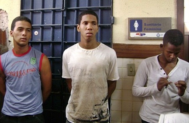 Adan, Douglas - assassino confesso de Jos&eacute; Leonardo, e Adriano permanecer&atilde;o custodiados na carceragem da 18&ordf; DT (Foto: jornal Dois Ter&ccedil;os)