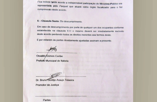 Documento assinado pelo prefeito, que garantiria a constru&ccedil;&atilde;o das casas no prazo m&aacute;ximo de quatro meses.
