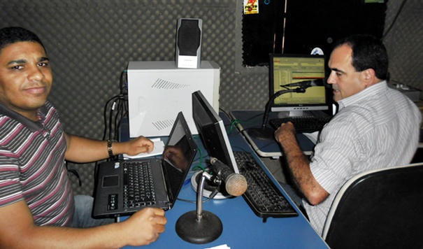 Rep&oacute;rter J. Alencar da R&aacute;dio Itabela FM entrevistando o secret&aacute;rio de Educa&ccedil;&atilde;o Rubens Alves