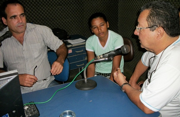 O rep&oacute;rter e apresentador J. Alencar (esq), a senhora Cleidimar Alves Gondinho, m&atilde;e da pequena Cec&iacute;lia e o Dr. Marco Ant&ocirc;nio (dir.).